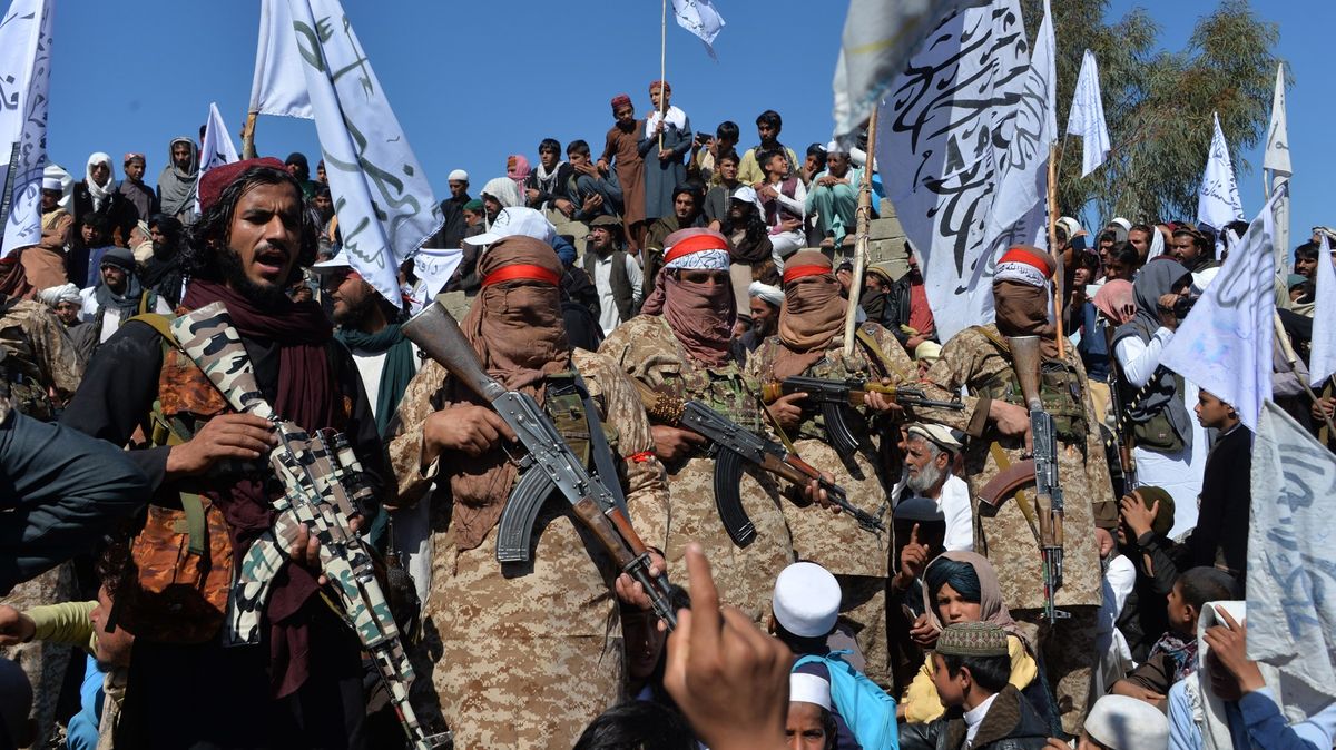 „Pokračujeme v operacích.“ Tálibán ukončil příměří v Afghánistánu